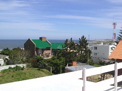 Moderna Casa en alquiler y venta, de líneas netas, en el corazón de La Barra.